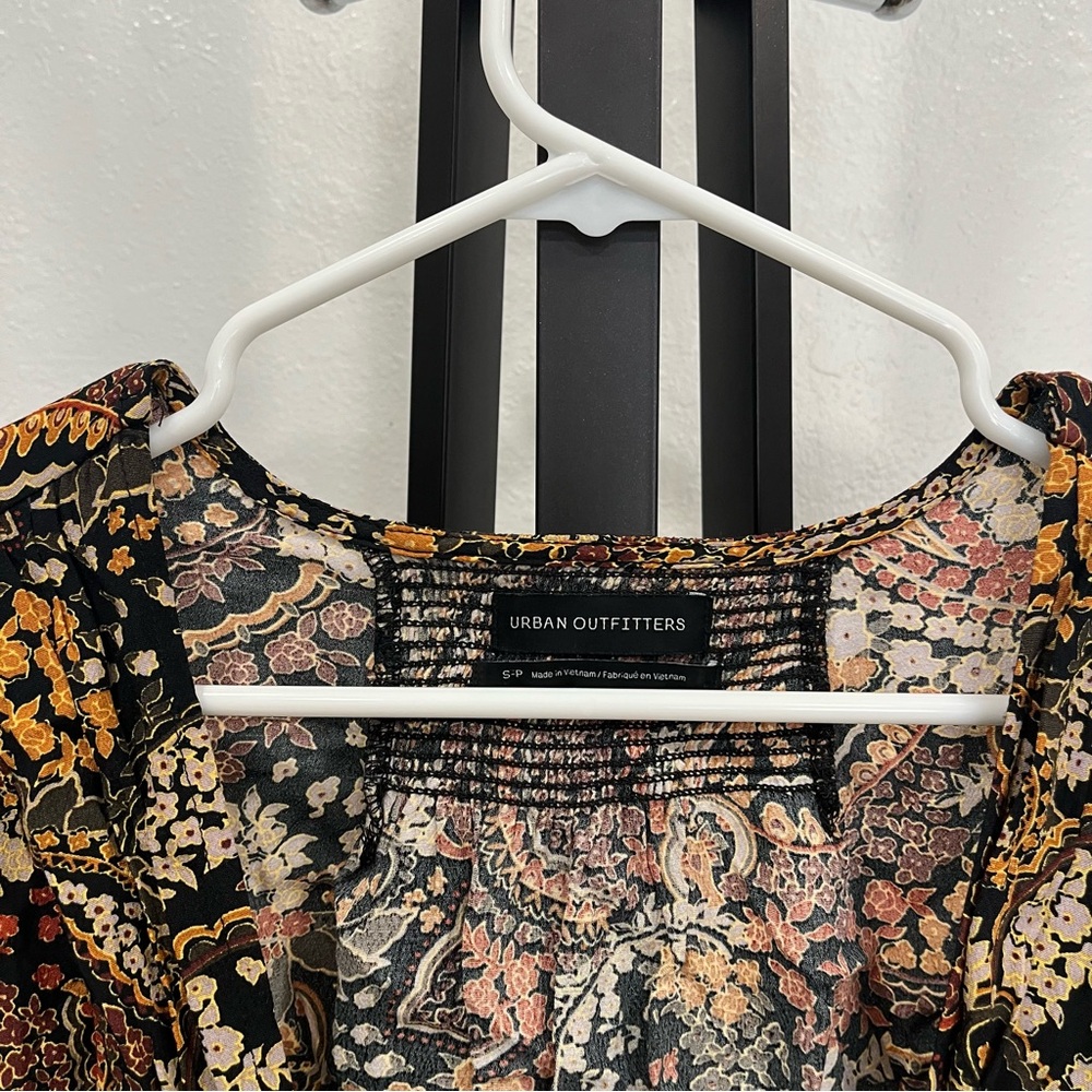 Urban Outfitters Bonnie Crepe Blouse - Picture 4 of 7